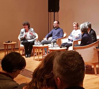 Christian Leipe, Mayke Wagner, Mutsumi Tsuboi und Chiharu Abe bei der Podiumsdiskussion über die Archäologie von Hokkaido