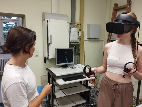 Die Schülerinnen reisten in der virtuellen Realität durch das Sonnensystem!